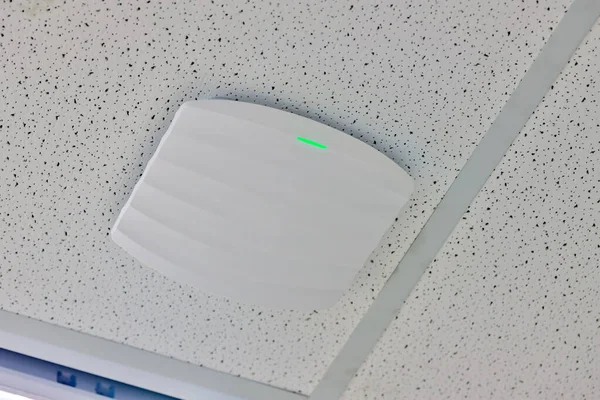 无线路由器用于网络 挂在天花板上 世界范围的网络技术 Wifi路由器或无线接入点设置在Internet连接空间的上限 — 图库照片