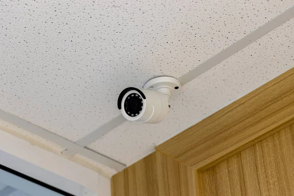 Çevrimiçi Güvenlik Kameraları Güvenlik Sistemi Evin Dışında Bulanık Bir Gece — Stok fotoğraf