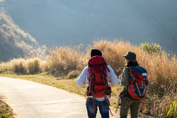 Happy Travelers Hiking Backpacks Beautiful Rocky Trail Warm Sunny Hikers — Stock Photo, Image