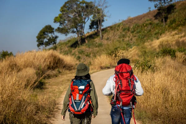 Happy Travelers Caminhadas Com Mochilas Bela Trilha Rochosa Calor Ensolarado — Fotografia de Stock