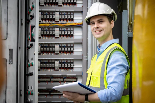 Engenheiro Eléctrico Trabalhar Sala Controlo Engenheiro Elétrico Verificando Gabinete Distribuição — Fotografia de Stock