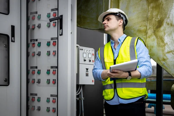 Electrical Engineer Working Control Room Electrical Engineer Man Checking Power — Fotografia de Stock
