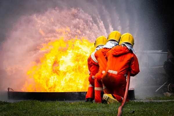 Концепція Пожежників Вогнепальник Використовує Воду Вогнегасник Боротьби Вогнем Пожежники Борються — стокове фото