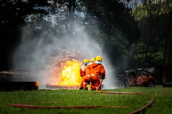 Концепція Пожежників Вогнепальник Використовує Воду Вогнегасник Боротьби Вогнем Пожежники Борються — стокове фото