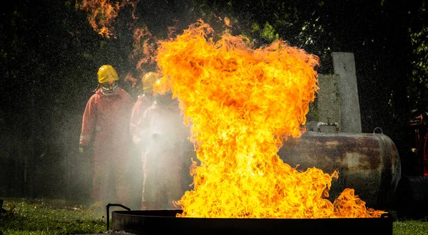 Llama Fuego Ejercicio Entrenamiento Contra Incendios Concepto Entrenamiento Bomberos — Foto de Stock