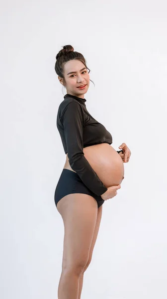 怀孕的肚子女人站在那里摸着她赤裸的大肚子 一个可爱的怀孕肚子 怀孕妇女的腹部 孕妇休息一下 — 图库照片