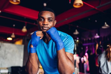 Boks Kulübü 'nde boks eğitimi. Beden eğitiminde boks dövüşçüleri. Spor salonunda çalışan güçlü kaslı adam..