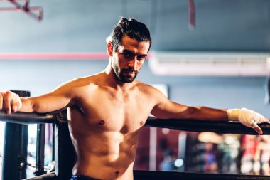 Boks Kulübü 'nde boks eğitimi. Beden eğitiminde boks dövüşçüleri. Spor salonunda çalışan güçlü kaslı adam..