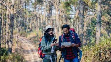 Güzel Rocky Patikası 'nda sırt çantasıyla Sıcak Güneşli Gezginler Yürüyüşü. Sırt çantalı yürüyüşçüler dağlarda yürürler. Sırt çantalarınızla dağlarda dolaşın. Sırt çantasıyla dağda seyahat et.