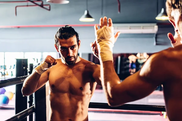 拳击俱乐部的拳击训练 拳击手在体育馆训练强壮有力的男人在体育馆练拳 — 图库照片