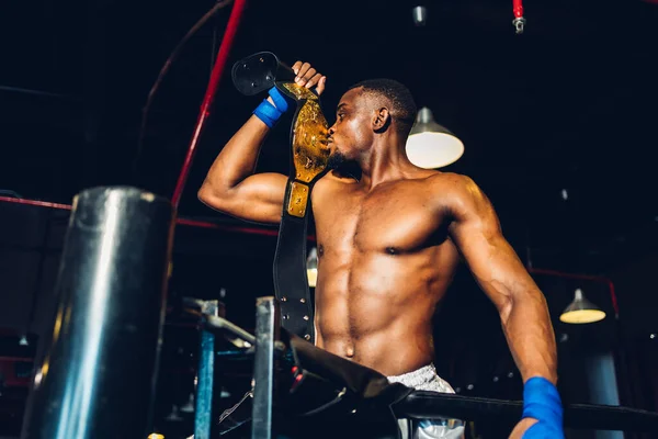 Boxeador Con Cinturón Campeón Celebrando Una Victoria Impecable Boxeadores Entrenando — Foto de Stock