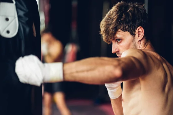 拳击俱乐部的拳击训练 拳击手在体育馆训练强壮有力的男人在体育馆练拳 — 图库照片