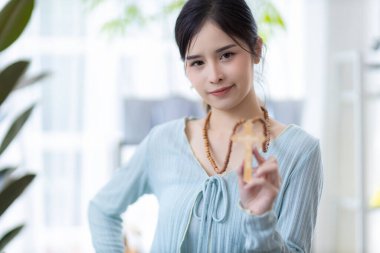 Din konseptinde bir kadın. Ellerinde haç sembolü tutarken Tanrı 'ya dua eden eller. Rahibe elinde haç tutuyor. İnsan elleri kutsal bir haç tutuyor ve Tanrı 'nın lütfu için dua ediyordu..