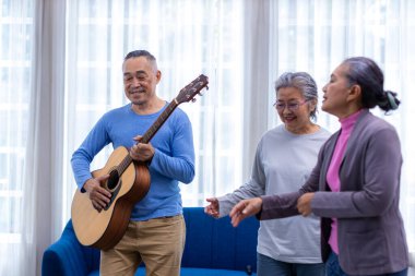 Partide dans eden ve evde gitar çalan son sınıf arkadaşları. Partideki yaşlı müzisyen neşeli aile ile birlikte şarkı söyleyerek eğleniyor. Asya 'nın Yaşlıları' nın eğlence aktivitesi. 
