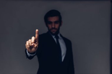 İş adamı elle sanal ekrana dokunuyor. Modern arka plan konsepti. İş adamı eli boş sanal ekrana dokunuyor, modern iş geçmişi kavramı. İş adamı dokunmatik ekran arayüzüne bastırıyor