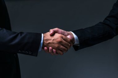İş adamları el sıkışıyor. Ofisteki toplantıda iş adamı el sıkışıyor.