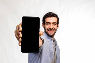Elinde boş ekran olan akıllı telefonu tutan adam. Beyaz Arkaplanda Mobil Uygulama Reklamı İçin Mobil Alan Gösteren Yakışıklı Gülümseyen Milenyum Adamı. Mobil Uygulama Reklamı. 