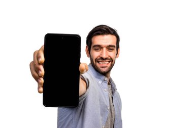 Elinde boş ekran olan akıllı telefonu tutan adam. Beyaz Arkaplanda Mobil Uygulama Reklamı İçin Mobil Alan Gösteren Yakışıklı Gülümseyen Milenyum Adamı. Mobil Uygulama Reklamı. 