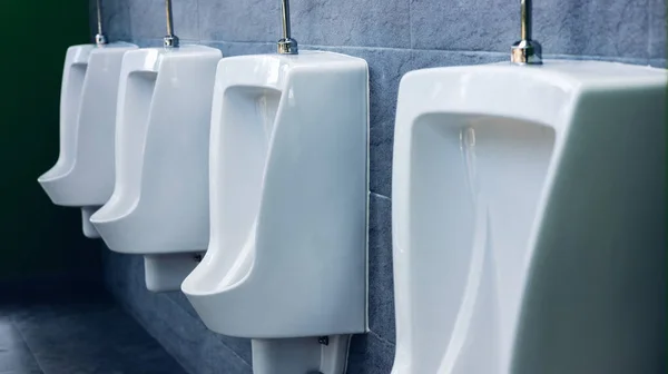 Toaleta Męska Wiersz Pisuarów Zewnętrznych Mężczyzn Toaleta Publiczna Zbliżenie Białe — Zdjęcie stockowe