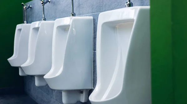 Toilet Herentoilet Rij Van Outdoor Urinoirs Mannen Openbaar Toilet Closeup — Stockfoto