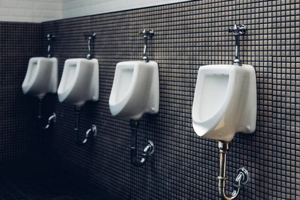 Pánské Záchody Řada Venkovních Pisoáry Muži Veřejné Detailní Bílé Pisoáry — Stock fotografie