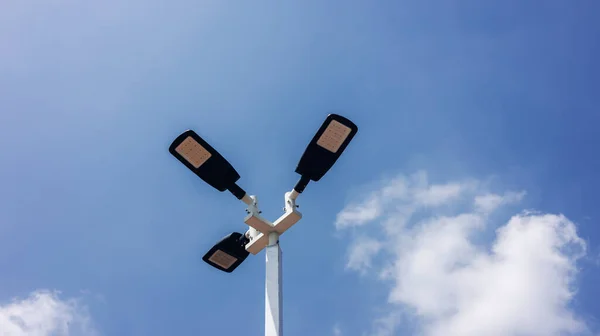 现代街道Led灯柱 城市电子能源技术 用Led灯在路上的波兰人 户外强光Led灯 — 图库照片