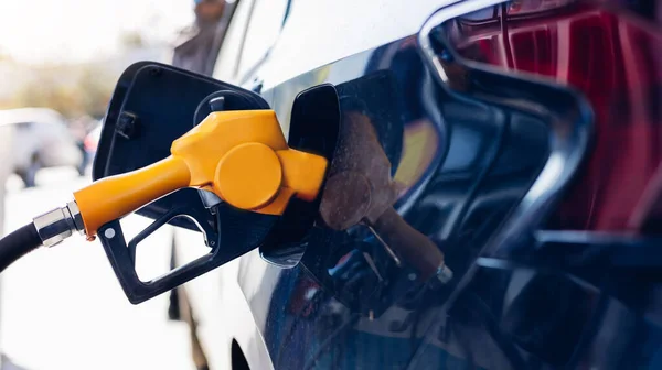 Üzemanyag Feltöltése Feltöltése Állomáson Benzinkút Tankolás Üzemanyaggal Feltölteni Gépet Autó — Stock Fotó