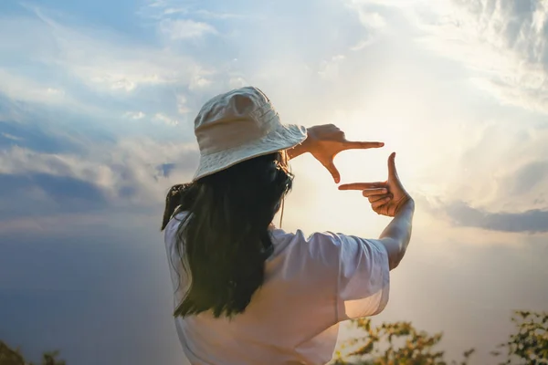 Woman Hands Framing View Distant Sunrise Woman Making Frame View — Stock Photo, Image