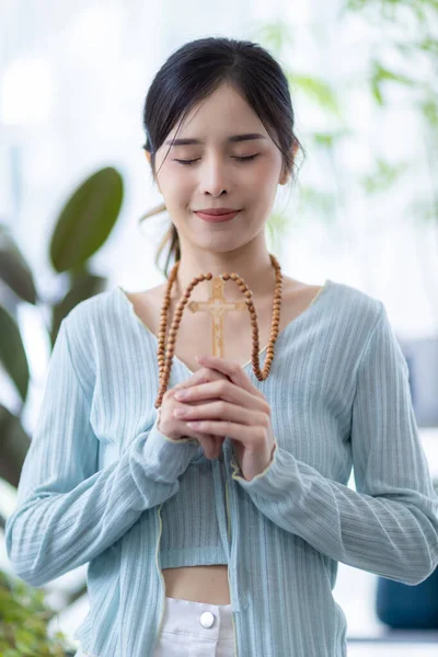 Conceito Mulher Religião Mãos Orando Deus Enquanto Segura Símbolo Crucifixo — Fotografia de Stock