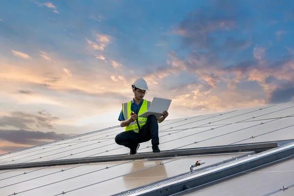 Engineer Working Setup Solar Panel Roof Top Engineer Worker Work — Zdjęcie stockowe
