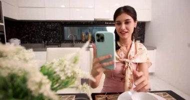 Cep telefonu kullanan bir kadın. Ayakta duran ve mobil ve sosyal medyayı kullanan kıdemli bir kadın. Akıllı telefonuyla oynayan kadın