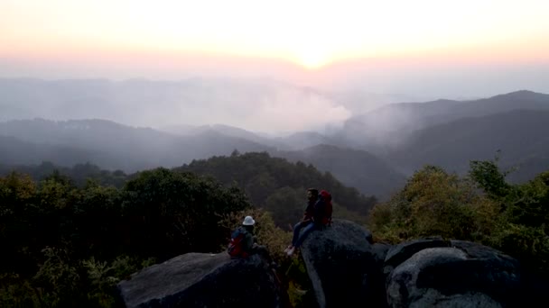 Hikers Backpacks Relaxing Top Mountain Hiker Backpack Rock Enjoying Sunset — Stockvideo