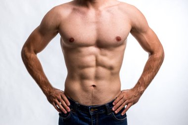 Formda ve güzel gövdeli yakışıklı bir adam. Güçlü ve yakışıklı, formda ve sporcu bir vücut geliştirici. Erkek Fitness Model Gövdesi 6 paket karın kası gösteriyor