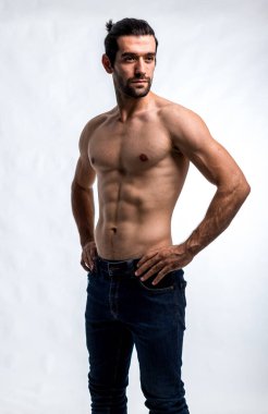 Formda ve güzel gövdeli yakışıklı bir adam. Güçlü ve yakışıklı, formda ve sporcu bir vücut geliştirici. Erkek Fitness Model Gövdesi 6 paket karın kası gösteriyor