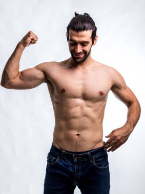 Formda ve güzel gövdeli yakışıklı bir adam. Güçlü ve yakışıklı, formda ve sporcu bir vücut geliştirici. Erkek Fitness Model Gövdesi 6 paket karın kası gösteriyor