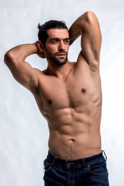 Formda ve güzel gövdeli yakışıklı bir adam. Güçlü ve yakışıklı, formda ve sporcu bir vücut geliştirici. Erkek Fitness Model Gövdesi 6 paket karın kası gösteriyor