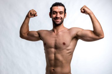 Formda ve güzel gövdeli yakışıklı bir adam. Güçlü ve yakışıklı, formda ve sporcu bir vücut geliştirici. Erkek Fitness Model Gövdesi 6 paket karın kası gösteriyor