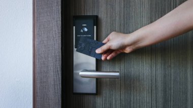 Oteldeki akıllı kart kapısı kilit sistemi. Ahşap kapıdaki otel elektronik kilidi. Elektronik kartı olan giriş kapısı. Otelin korunması için dijital kapı kilitleme sistemleri