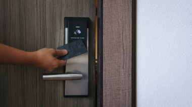 Oteldeki akıllı kart kapısı kilit sistemi. Ahşap kapıdaki otel elektronik kilidi. Elektronik kartı olan giriş kapısı. Otelin korunması için dijital kapı kilitleme sistemleri