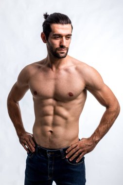 Formda ve güzel gövdeli yakışıklı bir adam. Güçlü ve yakışıklı, formda ve sporcu bir vücut geliştirici. Erkek Fitness Model Gövdesi 6 paket karın kası gösteriyor