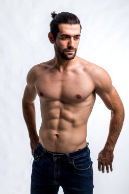 Formda ve güzel gövdeli yakışıklı bir adam. Güçlü ve yakışıklı, formda ve sporcu bir vücut geliştirici. Erkek Fitness Model Gövdesi 6 paket karın kası gösteriyor