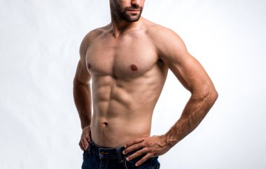 Formda ve güzel gövdeli yakışıklı bir adam. Güçlü ve yakışıklı, formda ve sporcu bir vücut geliştirici. Erkek Fitness Model Gövdesi 6 paket karın kası gösteriyor