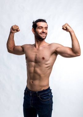 Formda ve güzel gövdeli yakışıklı bir adam. Güçlü ve yakışıklı, formda ve sporcu bir vücut geliştirici. Erkek Fitness Model Gövdesi 6 paket karın kası gösteriyor