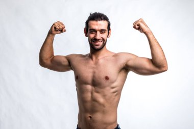 Formda ve güzel gövdeli yakışıklı bir adam. Güçlü ve yakışıklı, formda ve sporcu bir vücut geliştirici. Erkek Fitness Model Gövdesi 6 paket karın kası gösteriyor
