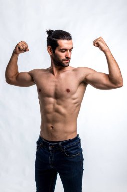 Formda ve güzel gövdeli yakışıklı bir adam. Güçlü ve yakışıklı, formda ve sporcu bir vücut geliştirici. Erkek Fitness Model Gövdesi 6 paket karın kası gösteriyor