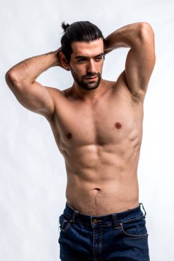Formda ve güzel gövdeli yakışıklı bir adam. Güçlü ve yakışıklı, formda ve sporcu bir vücut geliştirici. Erkek Fitness Model Gövdesi 6 paket karın kası gösteriyor