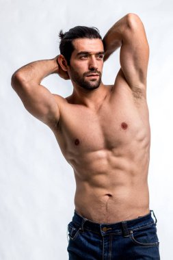 Formda ve güzel gövdeli yakışıklı bir adam. Güçlü ve yakışıklı, formda ve sporcu bir vücut geliştirici. Erkek Fitness Model Gövdesi 6 paket karın kası gösteriyor
