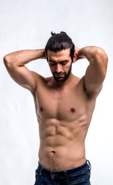 Formda ve güzel gövdeli yakışıklı bir adam. Güçlü ve yakışıklı, formda ve sporcu bir vücut geliştirici. Erkek Fitness Model Gövdesi 6 paket karın kası gösteriyor