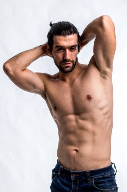 Formda ve güzel gövdeli yakışıklı bir adam. Güçlü ve yakışıklı, formda ve sporcu bir vücut geliştirici. Erkek Fitness Model Gövdesi 6 paket karın kası gösteriyor