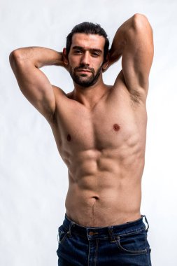 Formda ve güzel gövdeli yakışıklı bir adam. Güçlü ve yakışıklı, formda ve sporcu bir vücut geliştirici. Erkek Fitness Model Gövdesi 6 paket karın kası gösteriyor